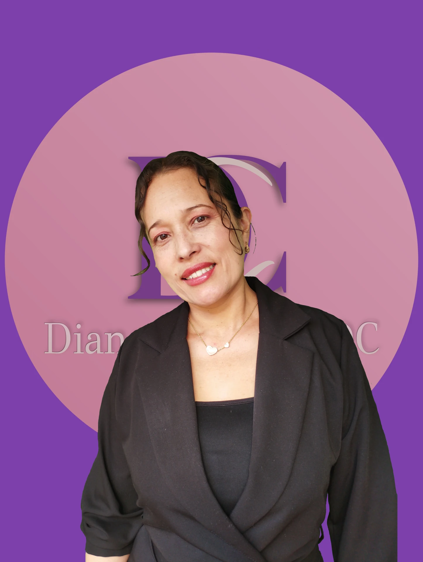 Diana Cardona
              sonriendo