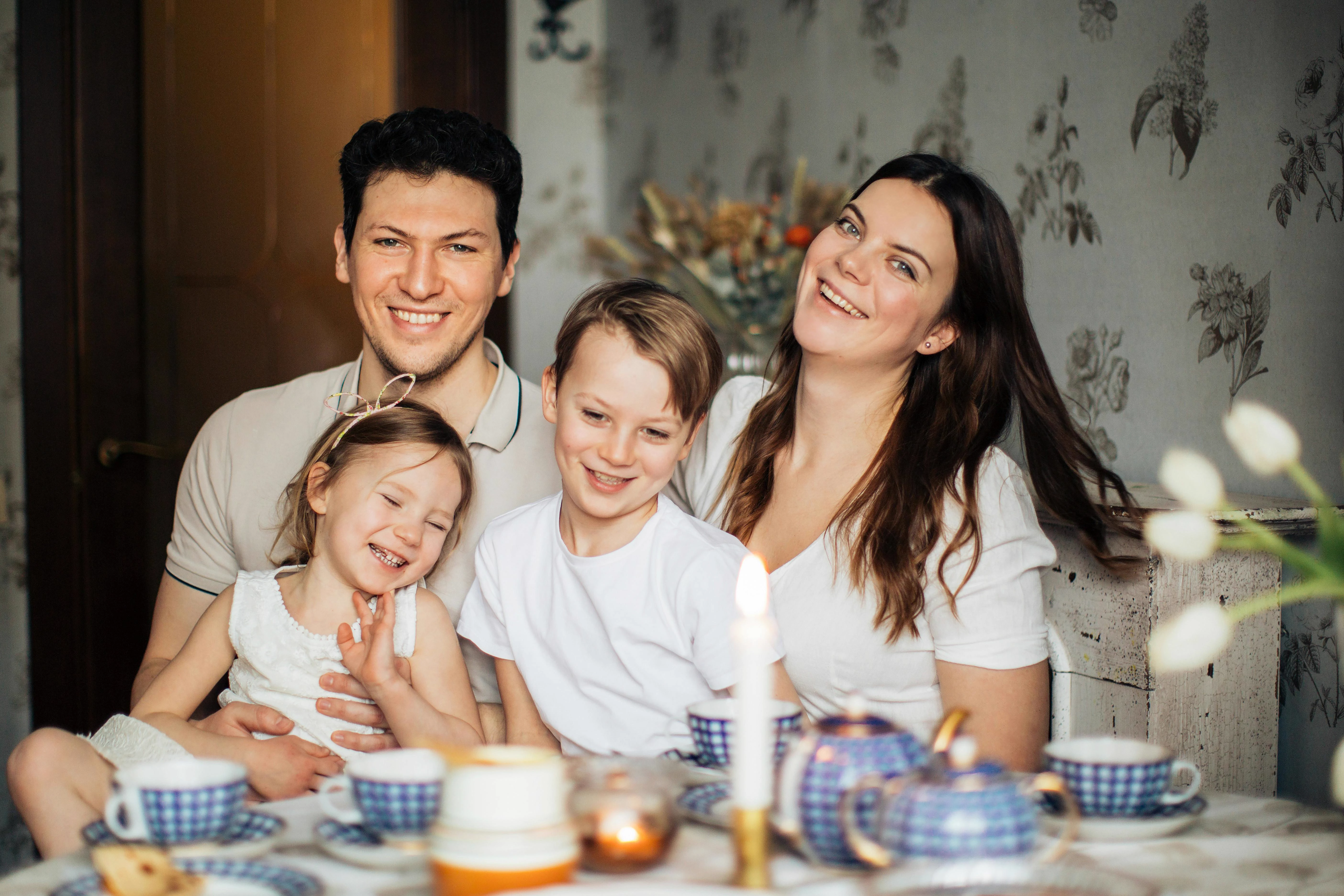Familia feliz y sonriente
