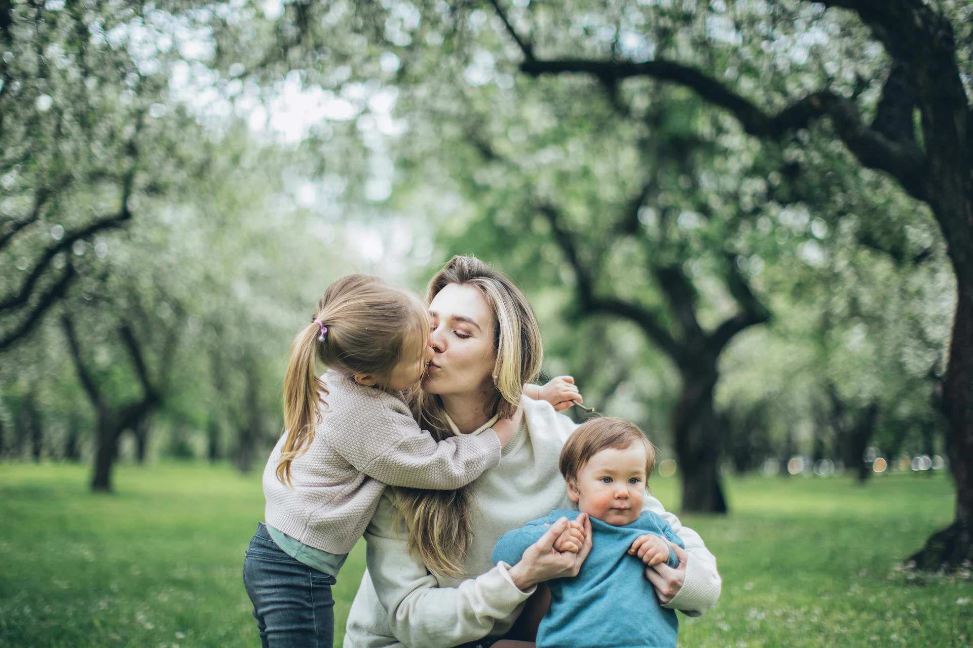 Mamá feliz con sus hijos