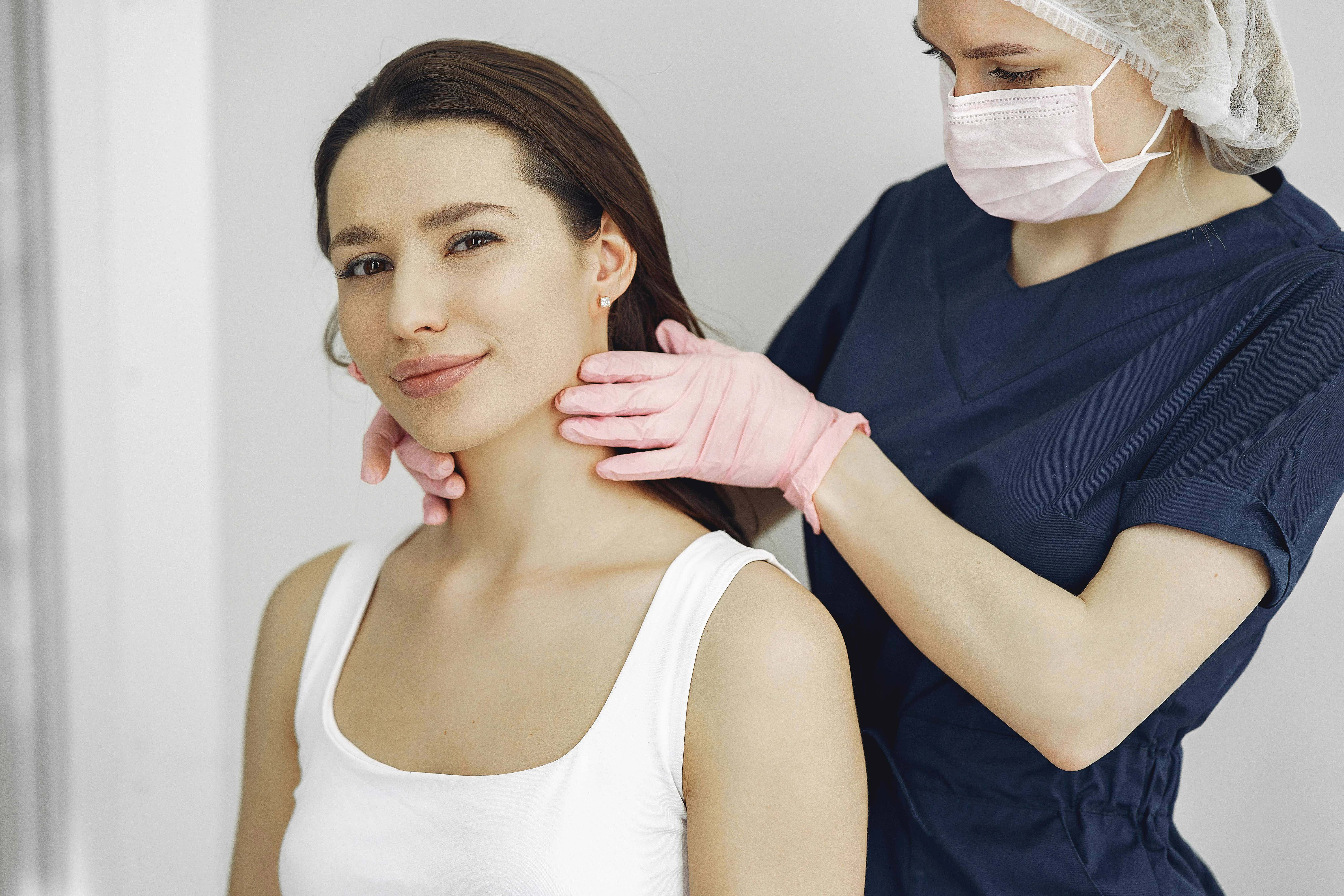 Mujer saludable asistiendo a consulta médica